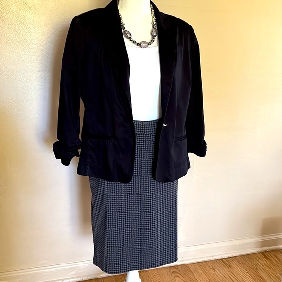 The Limited grey and black houndstooth pencil skirt. Timeless and classic - Picture 7 of 9